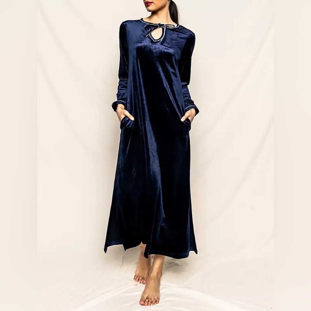 NWT Petite Plume Harlow Velour Nightgown in Black